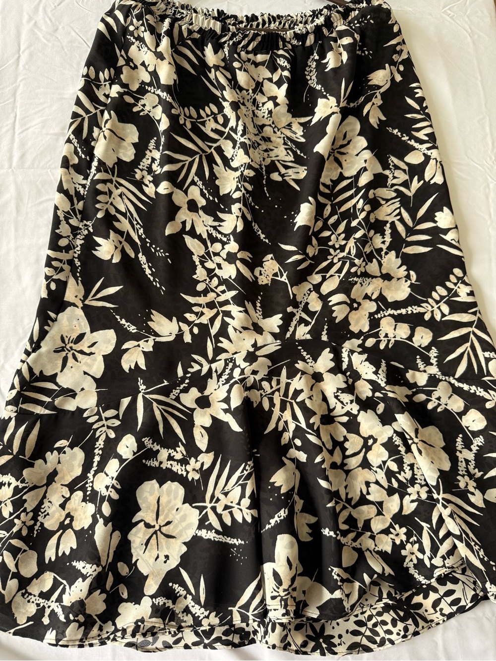 ✨3 for $20 TanJay Black Skirt‎ with Cream Floral Print